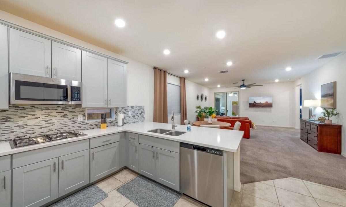 Casas Adobes House | Duplex-Style House/Office/3 BR 3 BA/Split