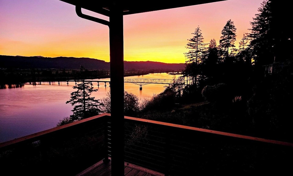 Cathlamet House | Eagles View Waterfront Retreat a 2-bedroom 2-bath stunning house in Cathlamet