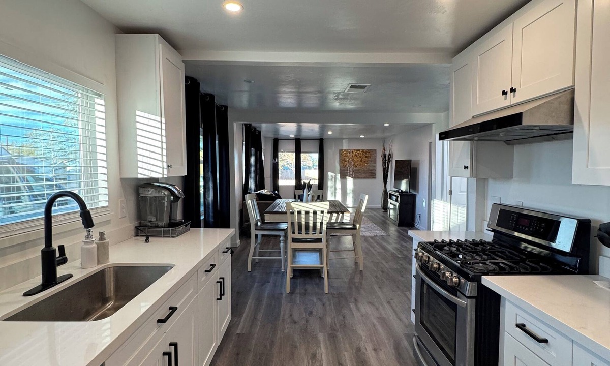Winslow House | Elegant Modern Winslow Home