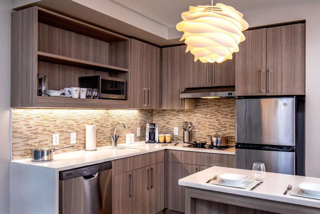 Coliseum Central Hotel | Element by Marriott Hampton Peninsula Town Center