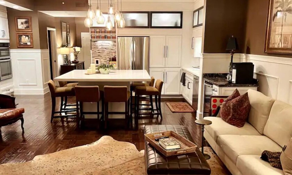 Vanderbilt Beach Condo | Enjoy a Poolside Luxury Condo and dock, & only a 3 min walk to Vanderbilt Beach.