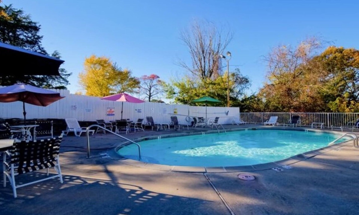 Eureka Springs Hotel | Enjoy Soothing Jetted Tub in Spacious Room Near Eureka Springs Sights