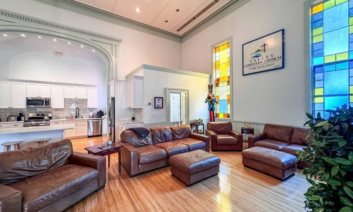 Conway House | Enjoy this Unique Two Vacation Rentals Ideal for Groups in New Hampshire