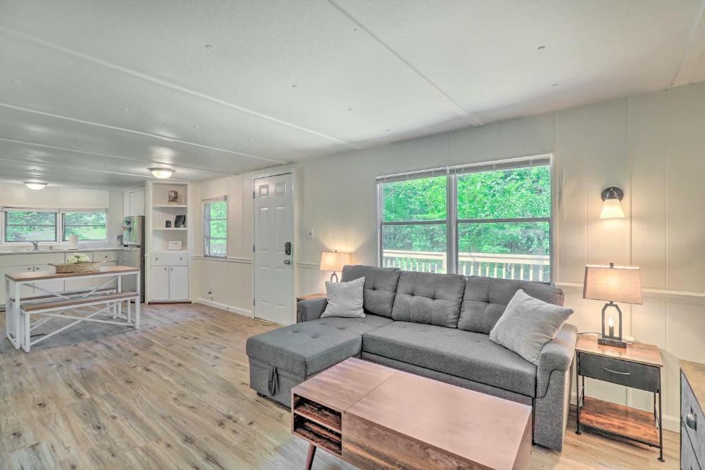 Ennice House | Ennice Escape Less Than 3 Mi to Blue Ridge Parkway!
