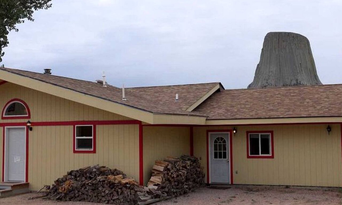 Devils Tower Cabin | Exclusive Getaway with Jacuzzi Tub near Devils Tower, Wyoming