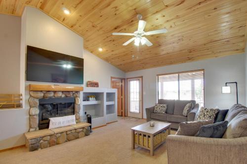 Heber House | Families Welcome! Overgaard Cabin w/Playground