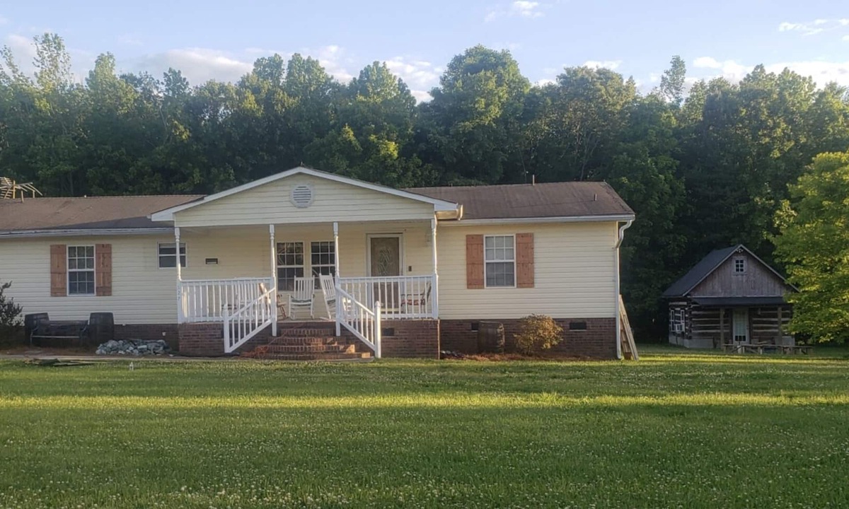 Burlington House | Farm House & Backyard Cozy Cabin & Pickleball Sports Court