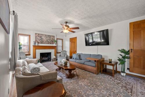 Clintonville House | Getaway Glen Walkable
