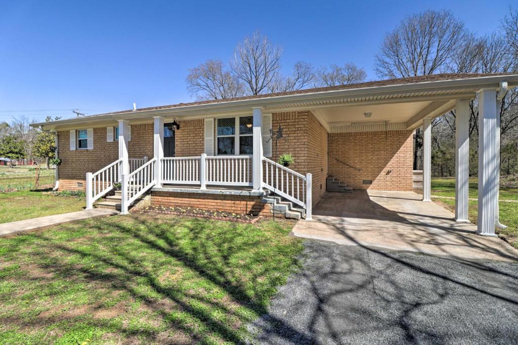 Higden House | Greers Ferry Home w/Yard, < 1 Mi to Marina!