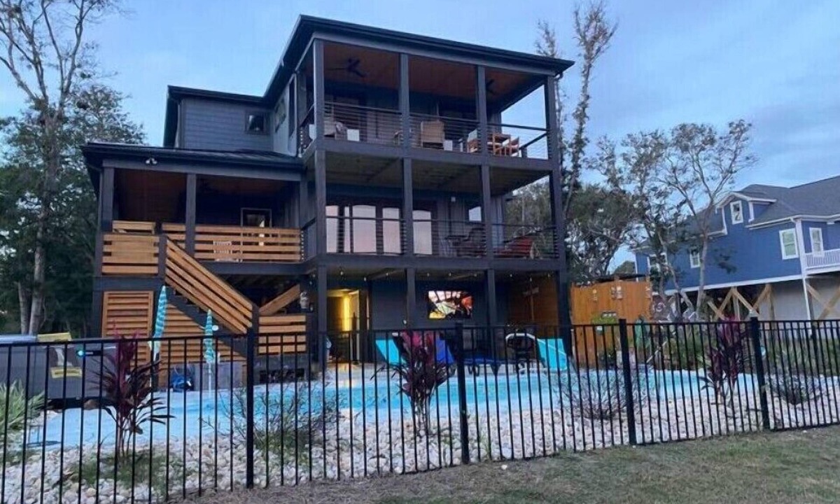 Long Beach Apartment | Harrell’s Haven-Waterfront, Dock, Pool/Hot tub