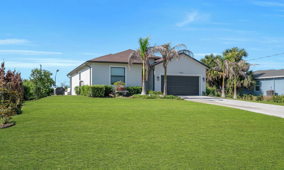 LaBelle House | Hidden Gem! Luxury Palm Home with Modern Comfort