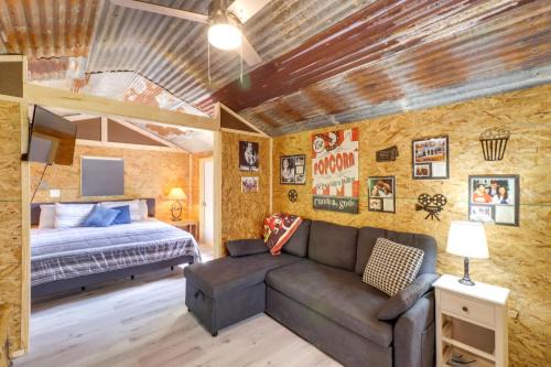 Higden Apartment | Higden Studio w/Private Deck < 1 Mi to Lake!