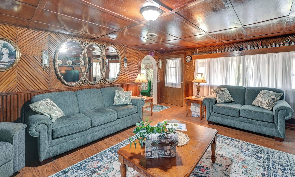 Waneta Cottage | Hike & Fish: Rustic, Timeless Mckee Home w/Yard
