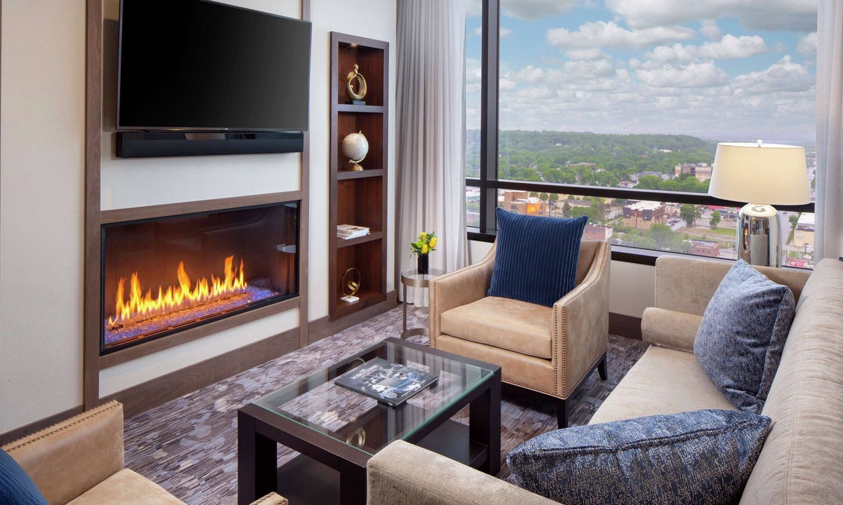 Downtown Hotel | Hilton Rochester Mayo Clinic Area