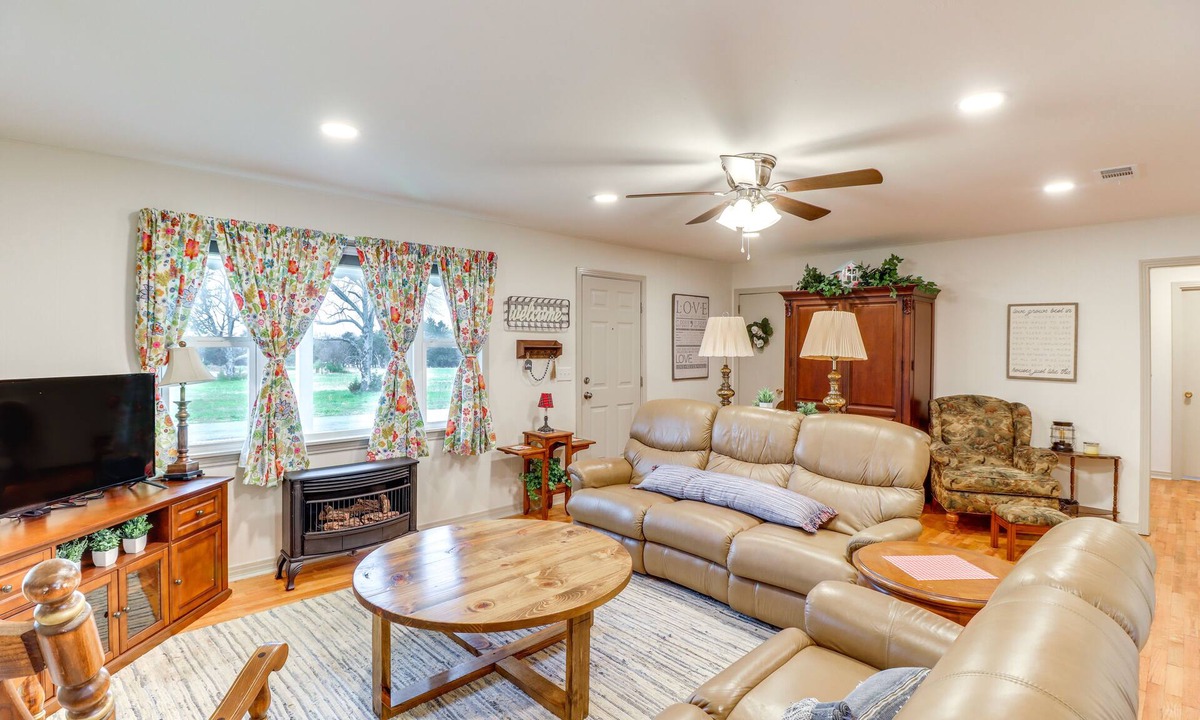 Higden House | Historic Greers Ferry Home < 2 Mi to Shiloh Marina