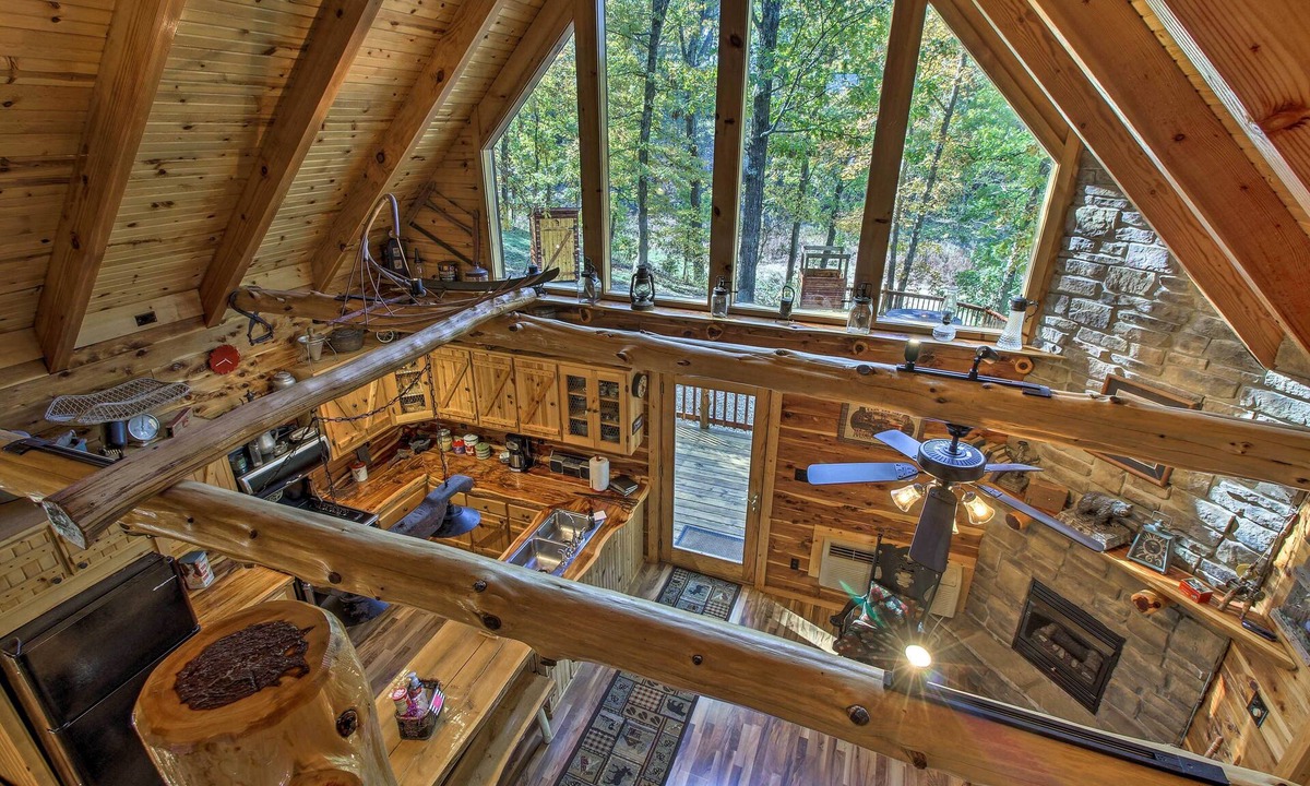 Goodson Cottage | Hot Tub & Fireplace! Macks Creek Cabin on 30 Acres