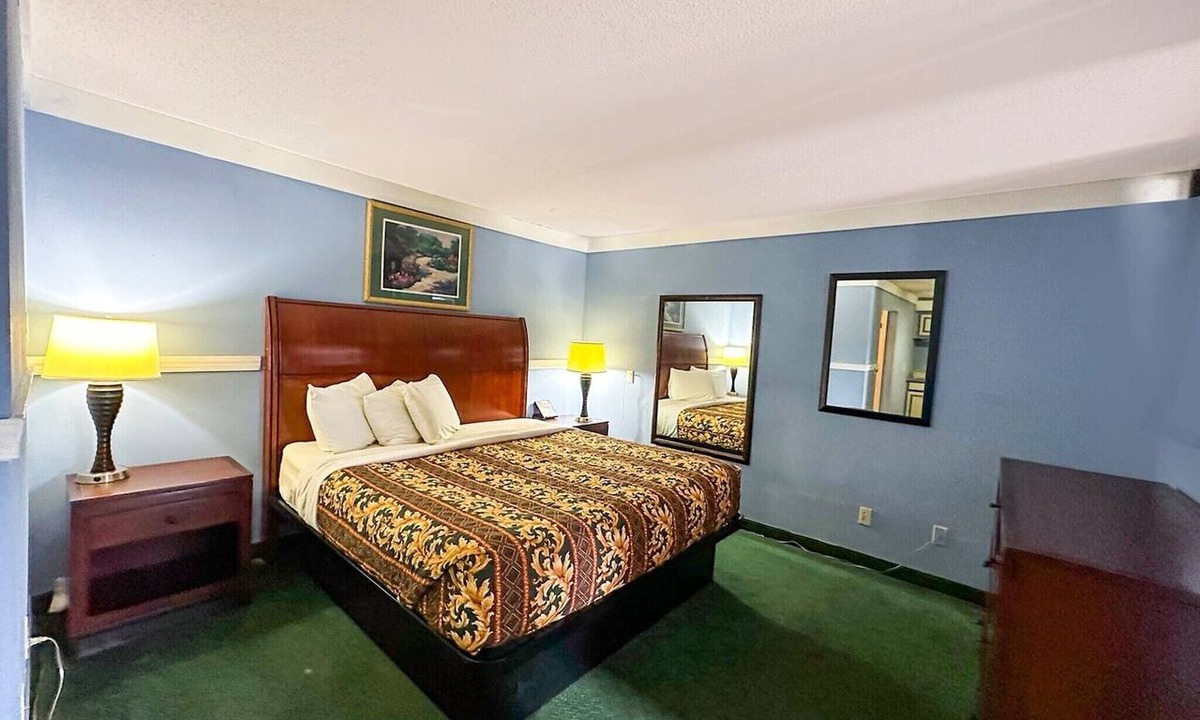 Ridgeway Apartment | King Bed Non-Smoking