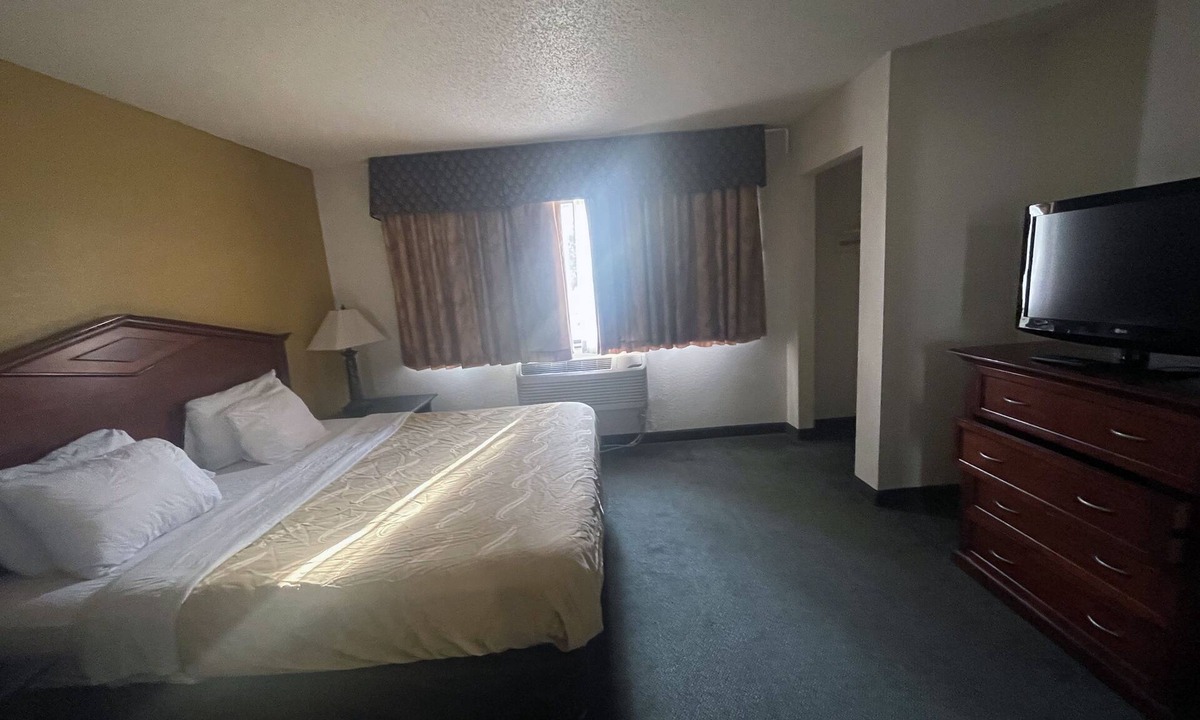 Eagan Hotel | King Suite Living Room Non-Smoking