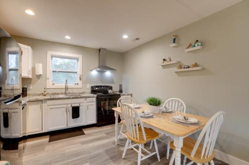Sea Scape Apartment | Kitty Hawk Apartment w/Hot Tub - 1 Mi to Beach!
