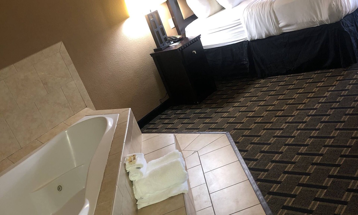 Mount Pleasant Hotel | La Quinta Inn & Suites by Wyndham Mt. Pleasant