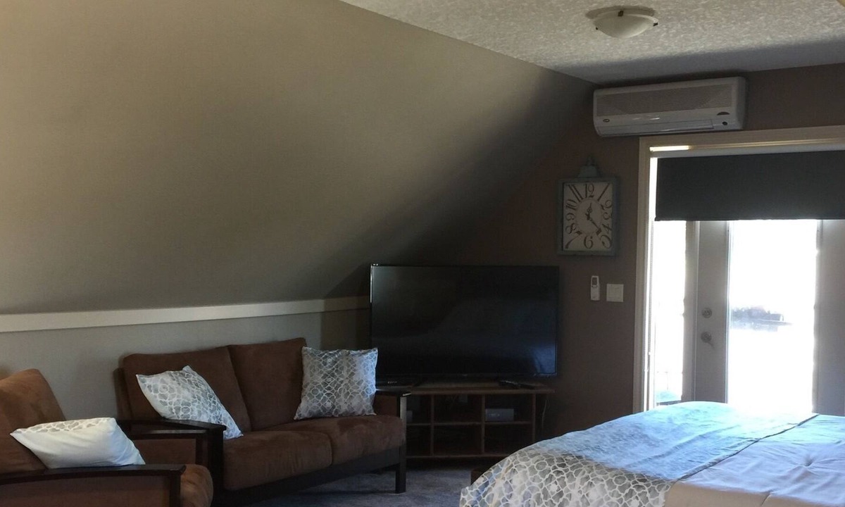 Chestermere House | Lake Front Private Loft