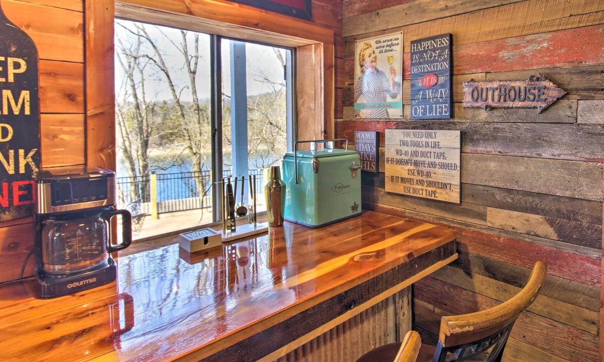 Shell Knob Cottage | Lakefront Gem w/Screened Porch + Game Room!