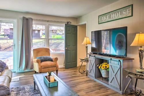 Shell Knob House | Lakefront Gem w/Screened Porch + Game Room!