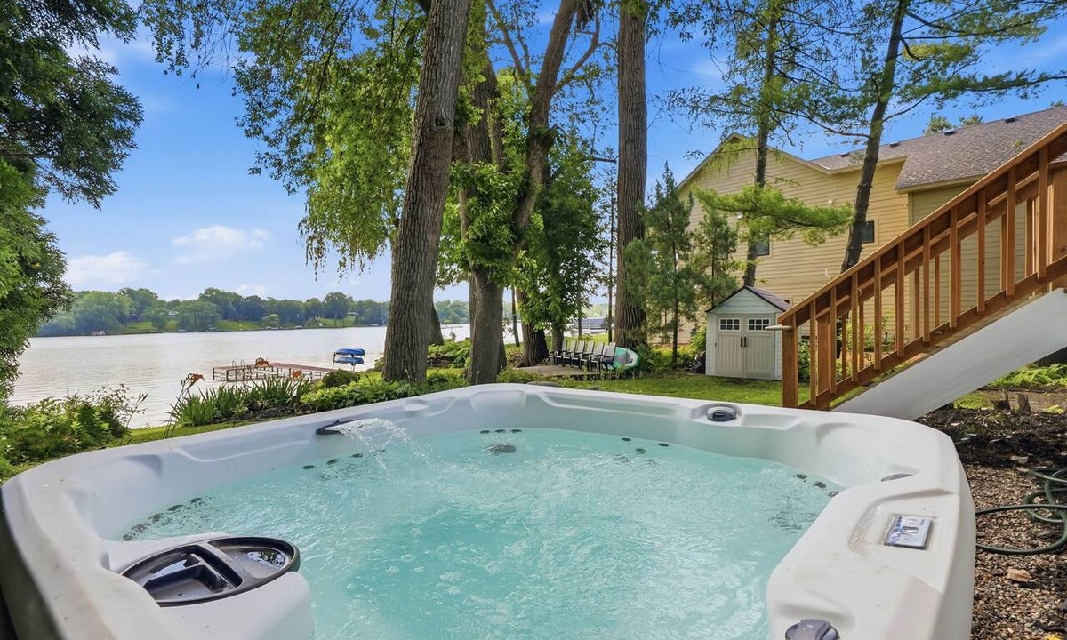 Shoreview House | Lakefront Retreat w/Hot Tub + Sauna
