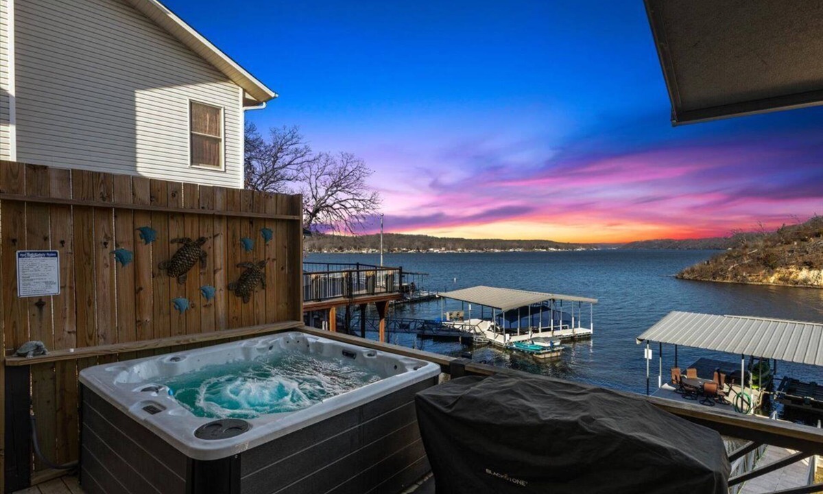 Climax Springs House | Lakefront w/Views, Kayak & Private Dock
