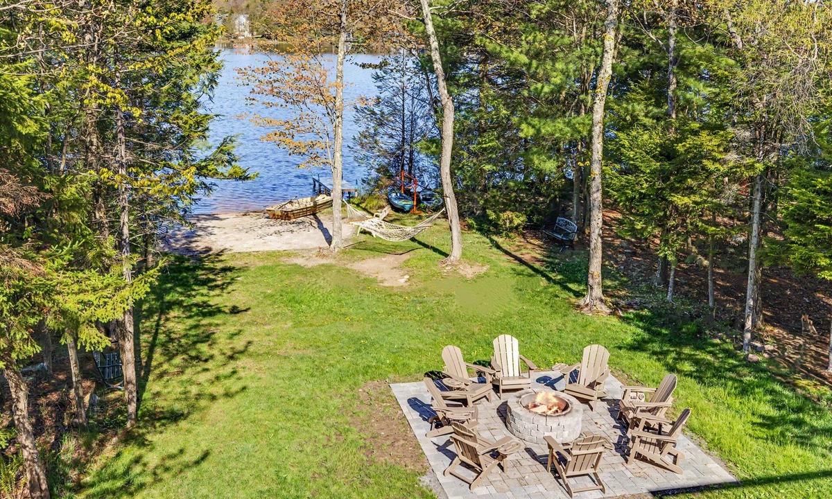 Pocono Summit House | LAKEFRONT with Hot Tub by Kalahari, Camelback & Casino!