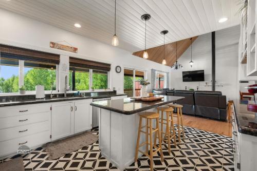 Houston House | Lakeside Retreat- Charming 5 Bedroom with Kayaks