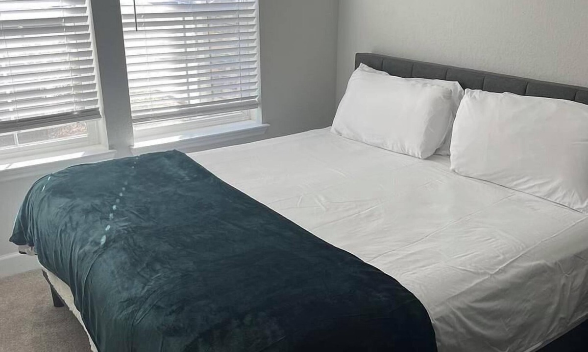 Newberry Apartment | Landing | Beautiful 1BD, Gym, Pool