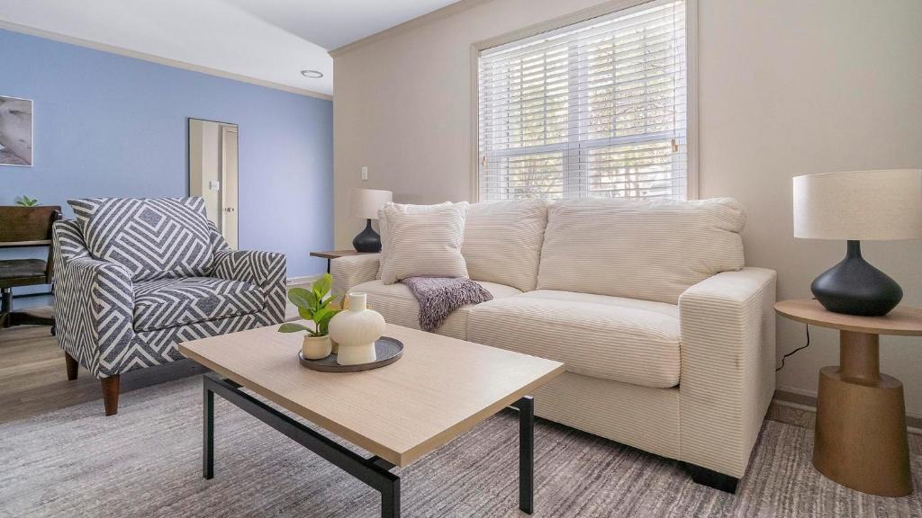 Crabtree Apartment | Landing Incredible 2BD Tennis Court Pool