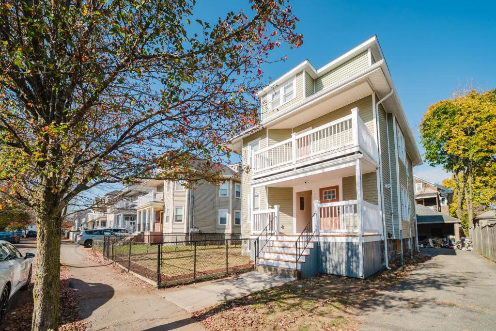 Milton Apartment | Large 3BR & 2BA Milton Apt w Free Parking, Balcony, TV, AC 141