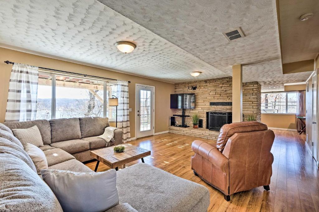 Rogers House | Large Beaver Lake Hideaway with Deck on 7 Acres!