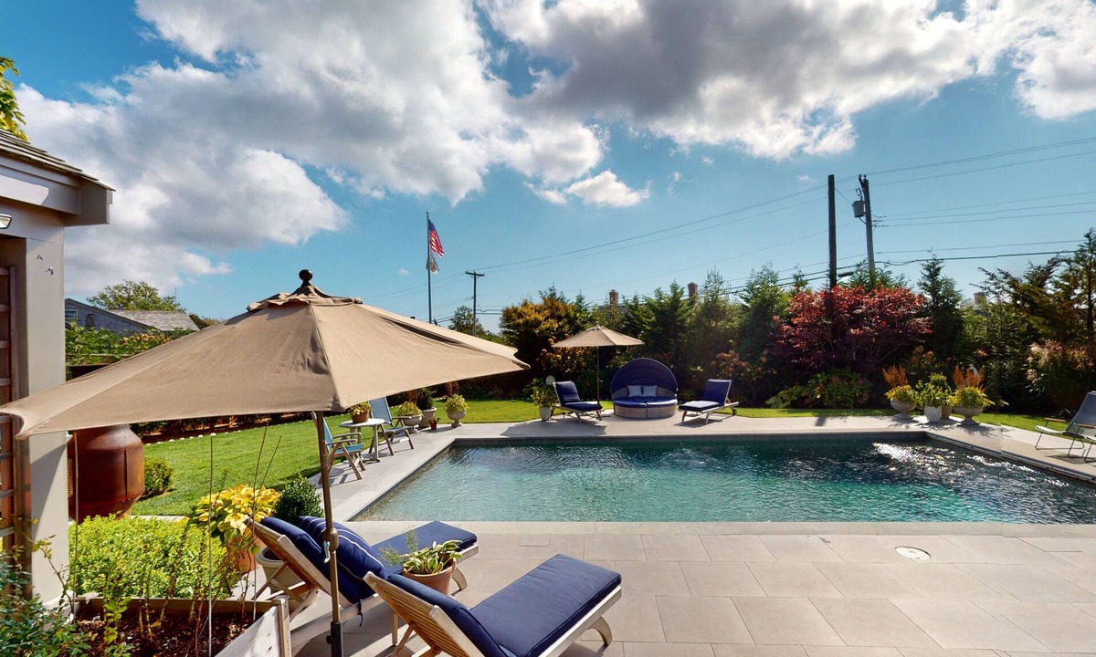 West of Town House | LAST MINUTE AVAILABILITY July 11-18. Discounted to 3500 a night! Walk to town,