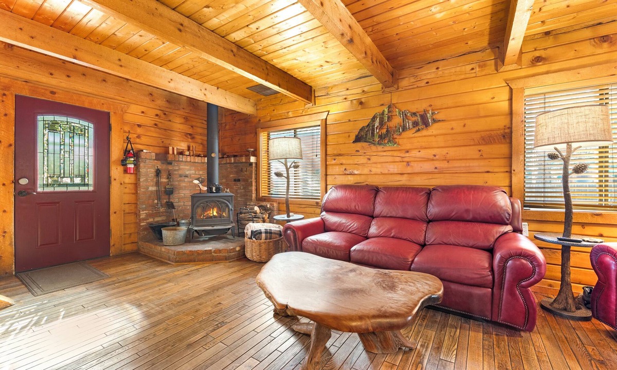 Kachina Village Cabin | Log Cabin Near Trails, Fully Fenced, Central to Grand Canyon Sedona Williams