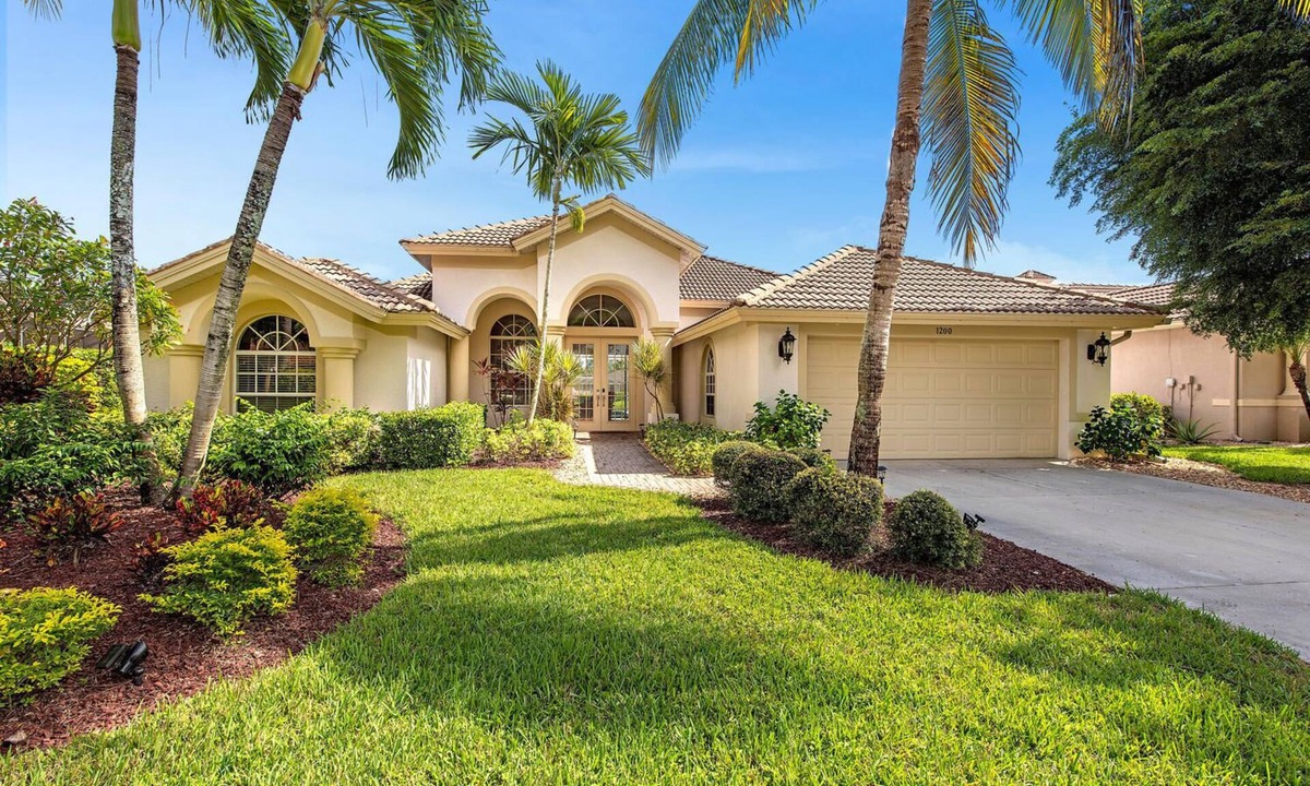 Central Naples House | Luxurious 4 bedroom, 3 bath home with weekly+ Discount in Naples, Florida