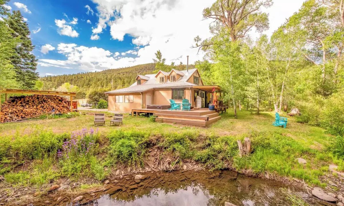 Taos House | Luxurious Log Cabin on a River