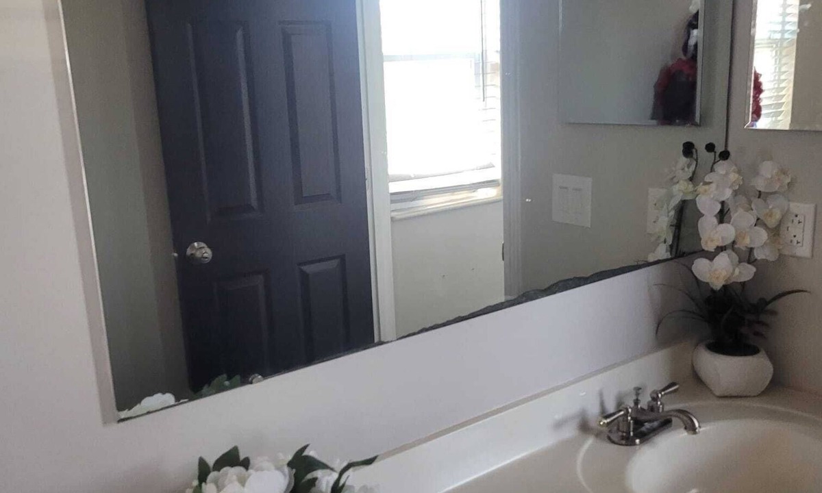 Summit Station House | Luxurious, Spacious, 6-bedroom house with WiFi and AC in charming Columbus