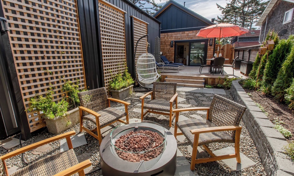 Downtown Cannon Beach Cottage | Luxury amenities, 2BR with ensuites, 3 min walk to beach, fire pit, 2 fireplaces, designer decor