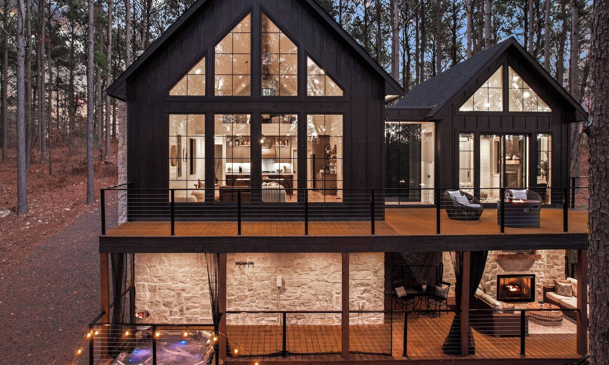Broken Bow Cottage | Luxury Broken Bow Cabin w/Hot Tub on 3 Acres!