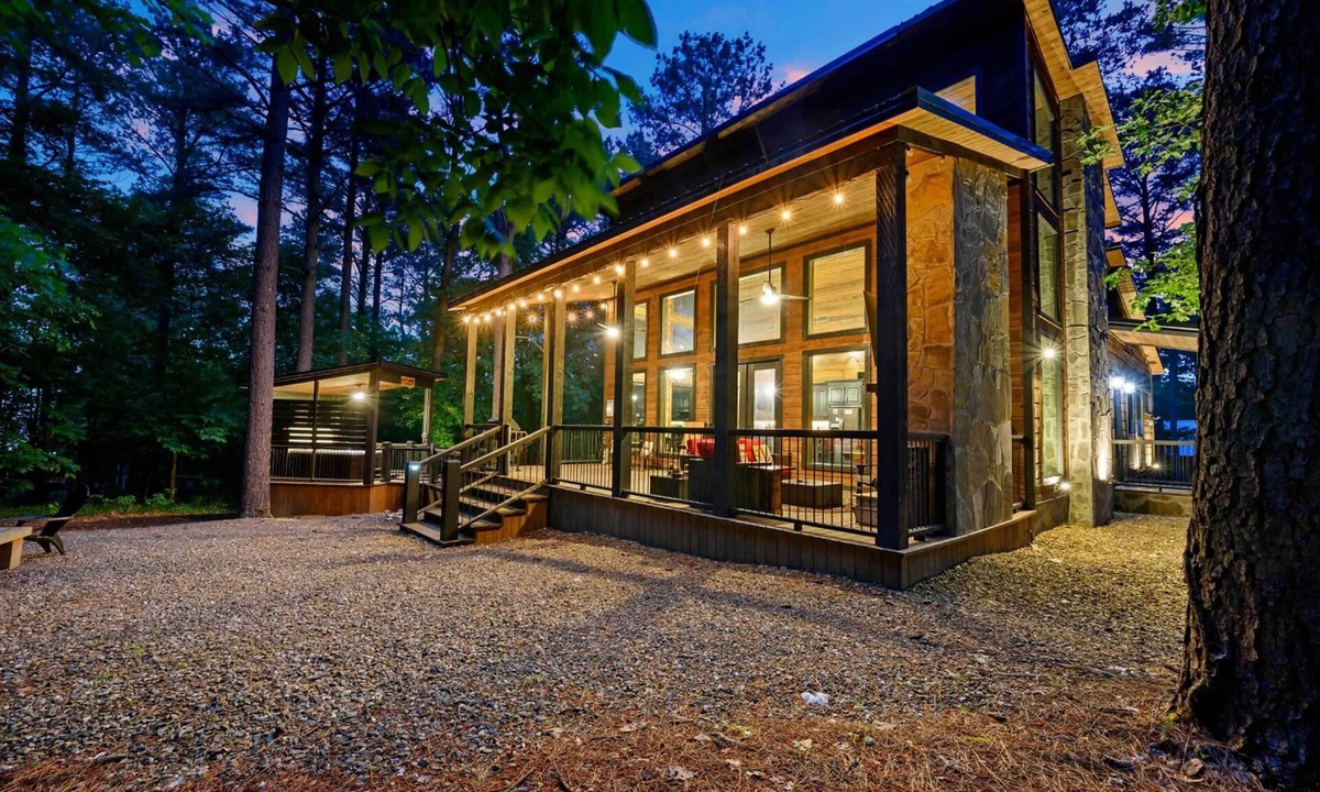 Broken Bow Cottage | Luxury Cabin in the Woods w/Hot Tub & Yard Games!