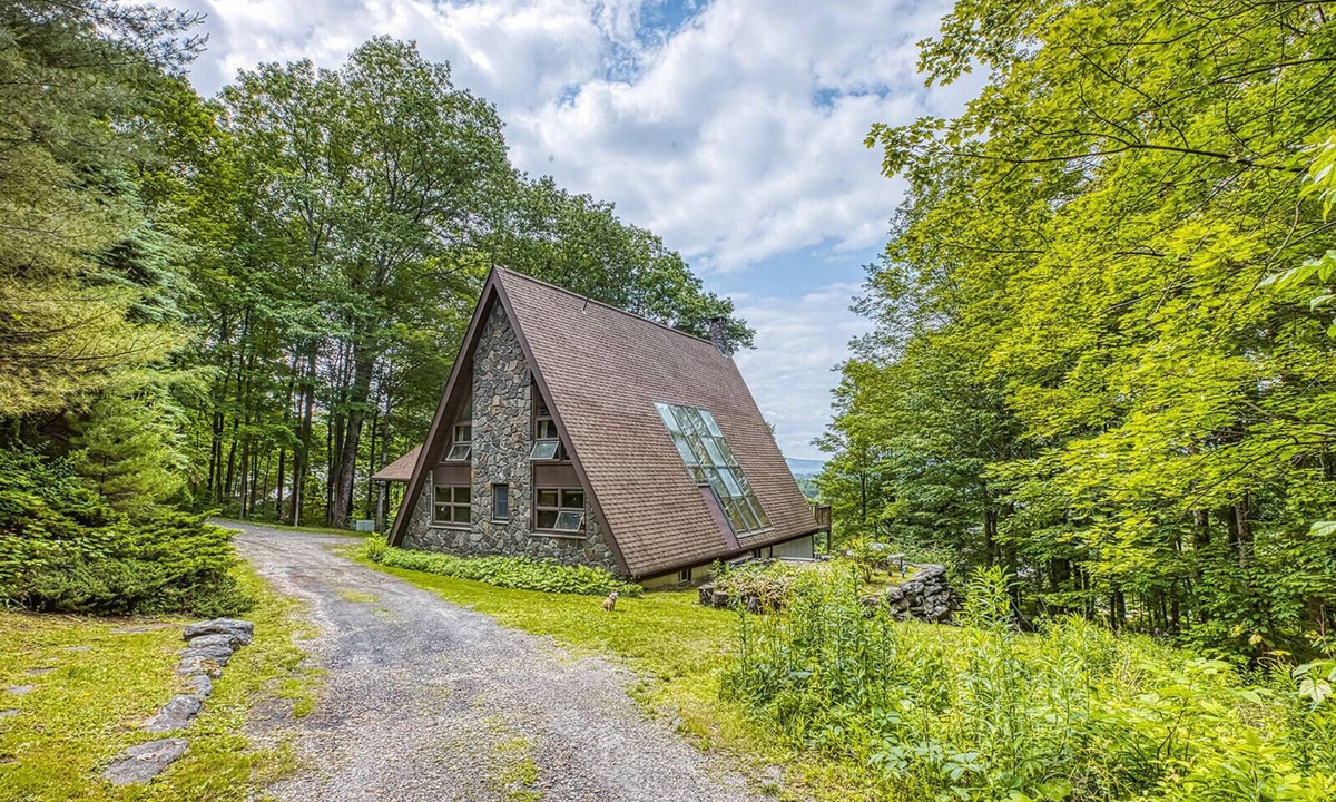 Lenox Ski Chalet | Luxury Cabin with Views & Deck besides Kennedy Park, Walk to Lenox.