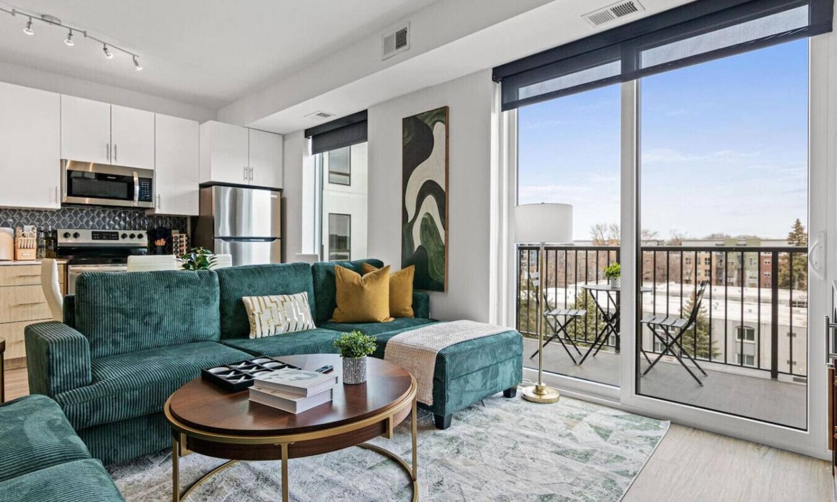 Lyn-Lake Apartment | Luxury Uptown 2Bed Condo with Patio |Gym |Office