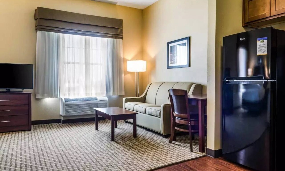 Hackberry Hotel | MainStay Suites Hackberry Sportsman's Lodge