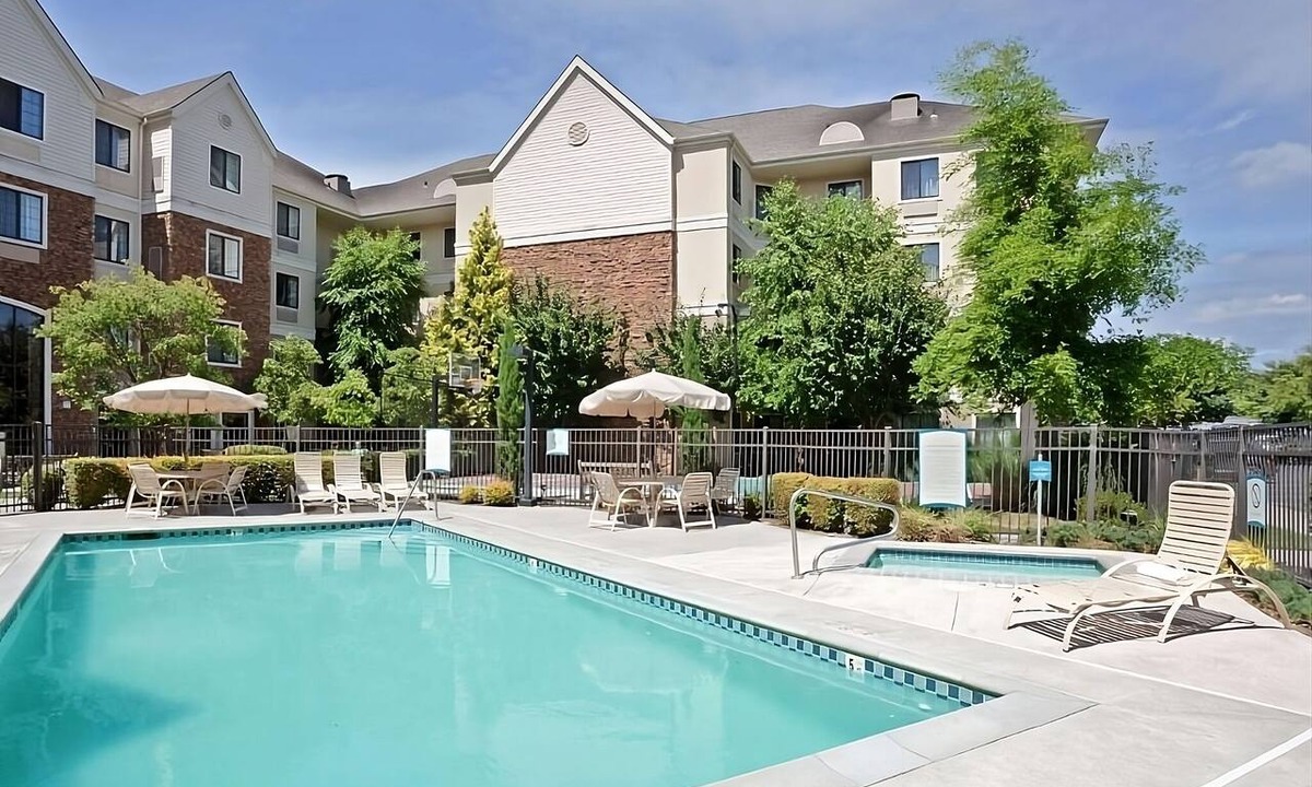 Vancouver Hotel | Make Your Trip More Enjoyable! Near Orchards Park West, Free Breakfast, Pool!