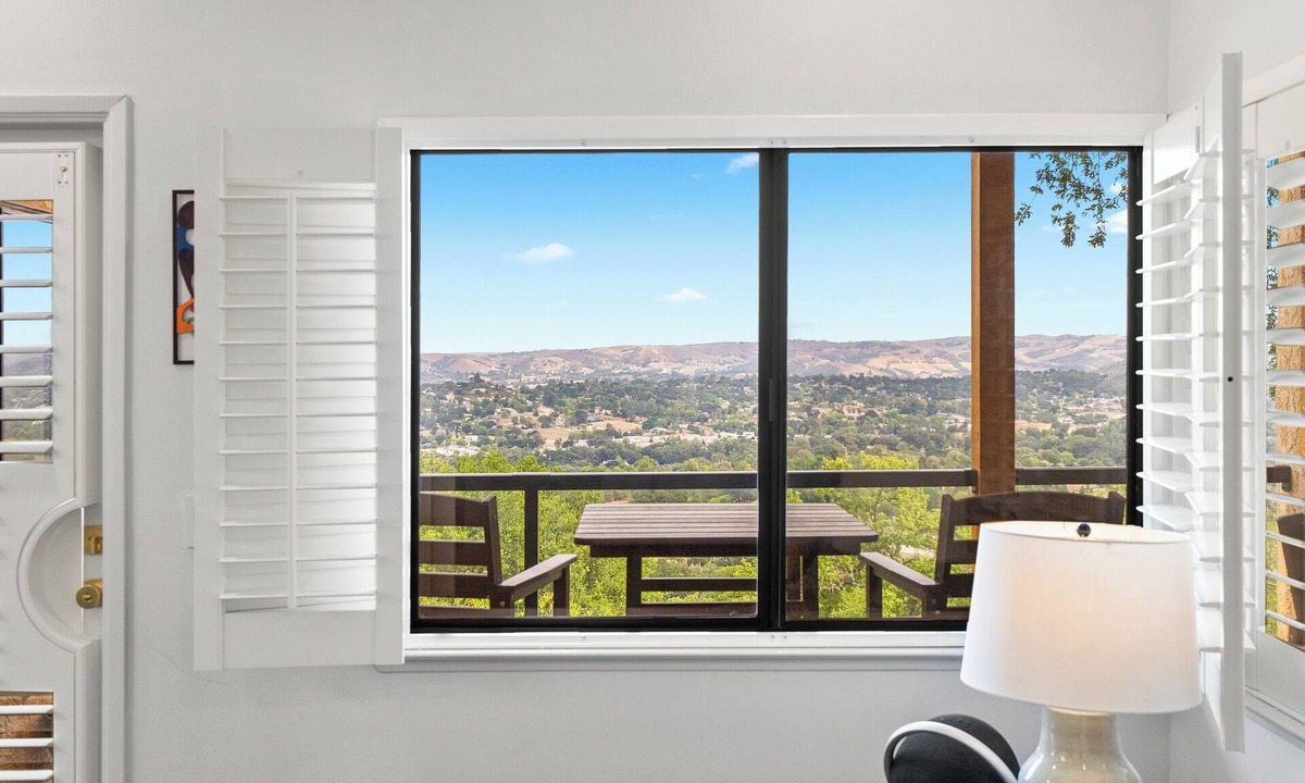 Atascadero House | Mid-Mod Hilltop Retreat Views & Local Wildlife