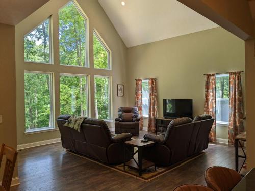 Rockbridge House | Modern 2 BD cabin with hot tub & Games & Central Loc