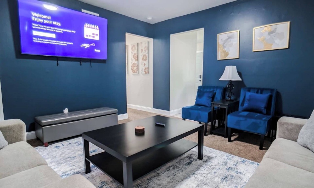 Columbus House | Navy King Ranch | Sleeps 9 | OSU + Easton